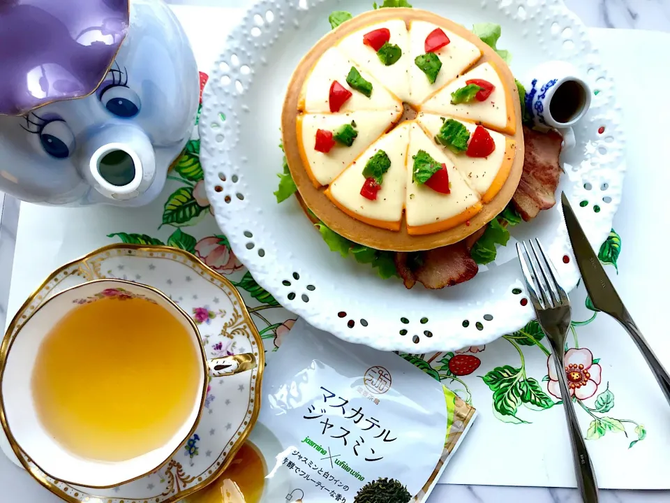 チーズでピザ模様🍕お食事系ホットケーキにスッキリジャスミンティ❤️|Tomokoさん