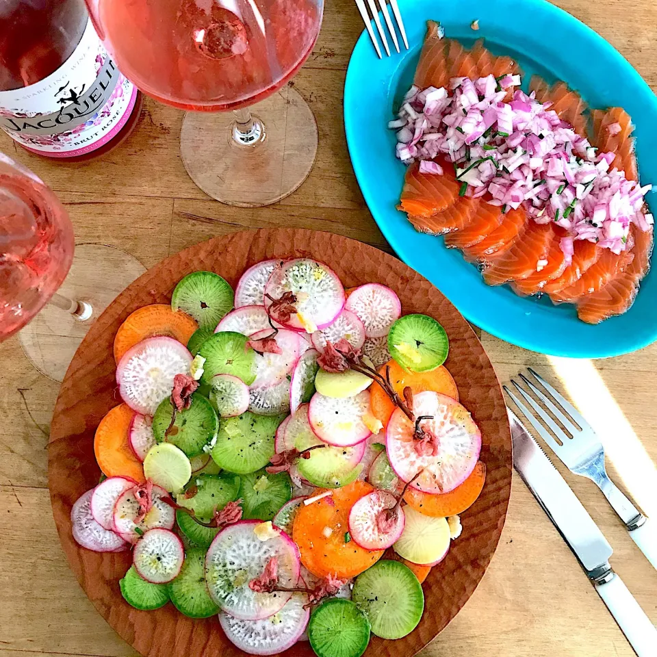 桜のカラフルサラダとサーモンマリネでアペロ🥂✨|acoさん