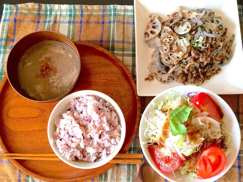 れんこんのナンプラー炒め
れんこんすりおろし汁
大盛り野菜サラダ🥗
雑穀ごはん🍚|yumyum😋さん