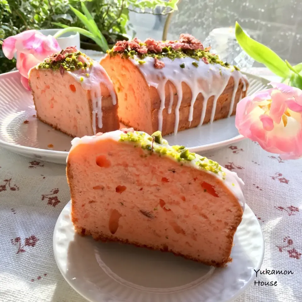 桜パウンドケーキ🌸
塩抜きした、桜塩漬けを入れて焼いた
パウンドケーキ。
少量の食紅を、加えてます。
トッピングは、レンチンした桜の花と
アイシング、ピスタチオです。|ゆかモンさん