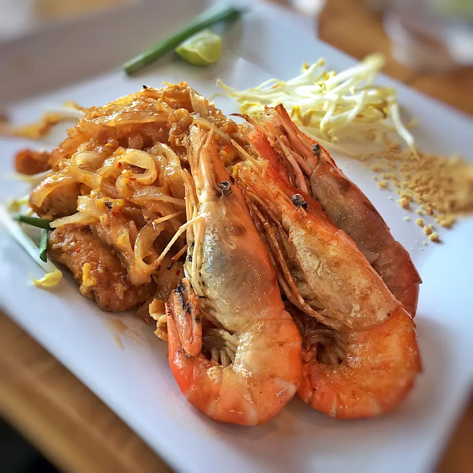 Pad Thai Goong Sod 
(Fried Rice Sticks with Shrimp)|Muaylek Thanomsriさん