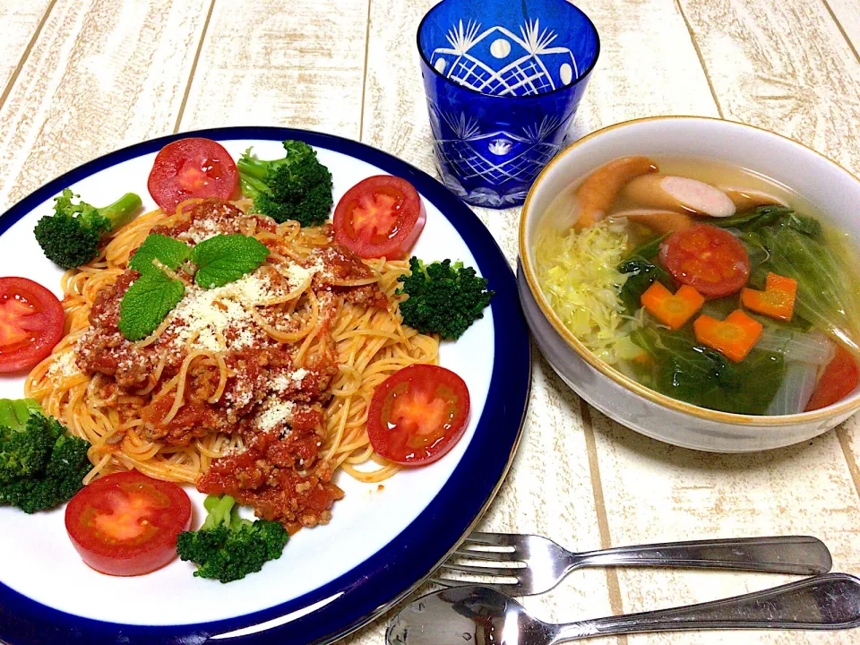 今日の男飯(*´꒳`*)自家製ミートソースを使ったナポリタンと愛情たっぷりの千切りキャベツとレタスの野菜スープ♫
ミートソースは妹作|ひーちゃんさん