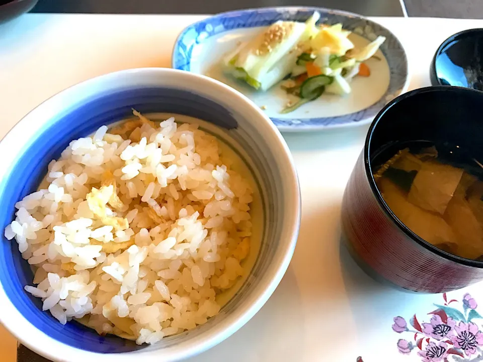 筍の炊き込みご飯
湯葉のお吸い物
香の物 #梅の花  #神戸元町店|ちさとさん