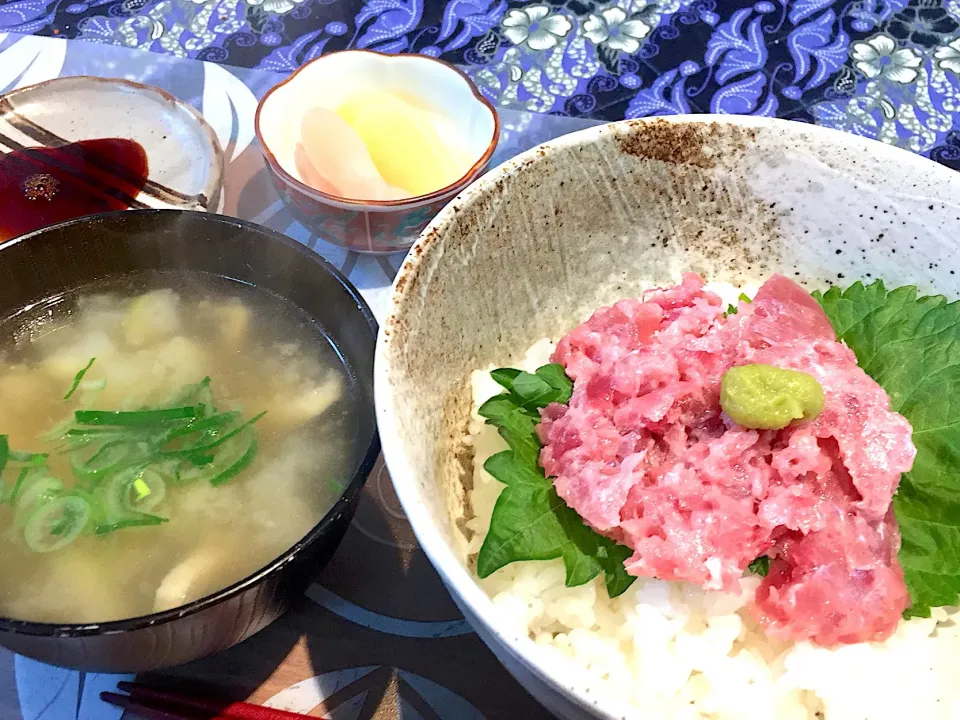 Snapdishの料理写真:晩御飯
ネギトロ丼、具沢山味噌汁、たくあん、しょうが|かよちゃんさん