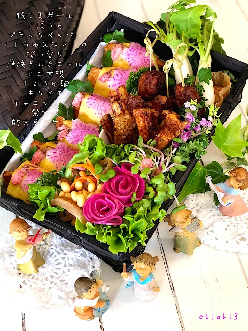 娘とわたしのお花見弁当🌸🍱お花見日和🌞  桜いなり薄焼きたまごロール 黒胡椒しょうゆ味ごぼうスティック|chiaki3（平川ちあき）さん