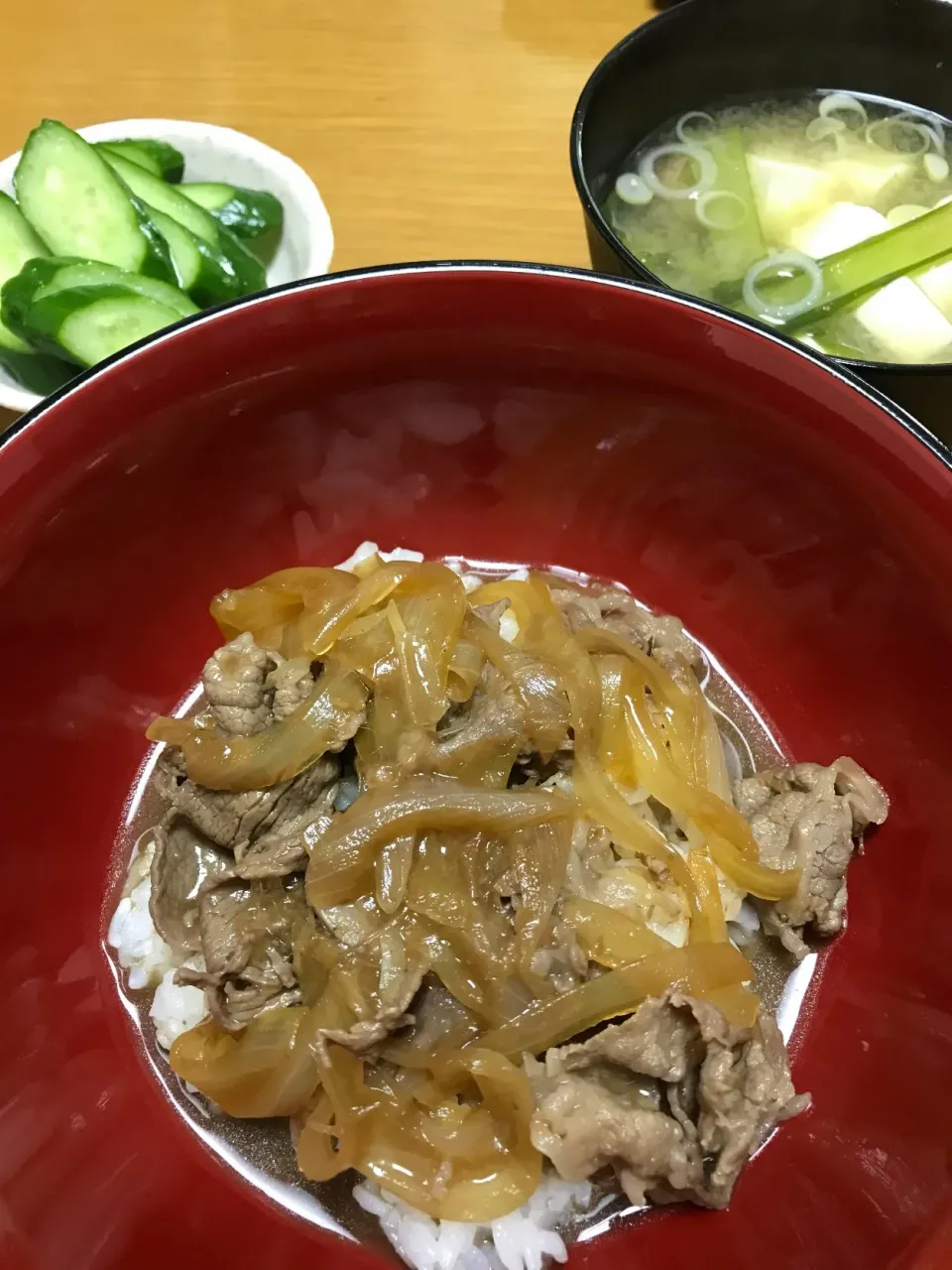 Snapdishの料理写真:牛丼、しめじと豆腐と小松菜のお味噌汁、きゅうりの浅漬け|たまきさん