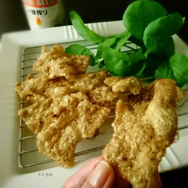 レンチンで！パリパリ鶏皮せんべい🐔|うさかめさん