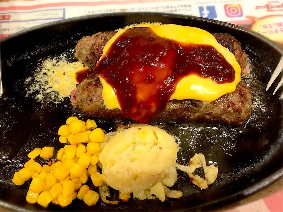 極み炭焼きブロンコハンバーグ・フォンデュ風チーズソース|toshi,I🍴さん