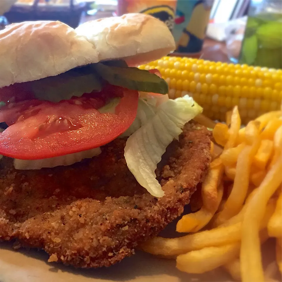 Hoosier breaded pork tenderloin sandwich|TJ McAfoosさん