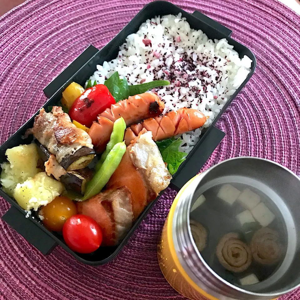 Snapdishの料理写真:今日のお弁当🍱
焼き鮭と肉巻きナス
ご飯の間に海苔を敷いて😊

月曜日の朝
行く道のさくらの美しさを
楽しみながら🌸
今週も頑張ってまいりましょう
元気出して
いってらっしゃい👋😊|mokoさん