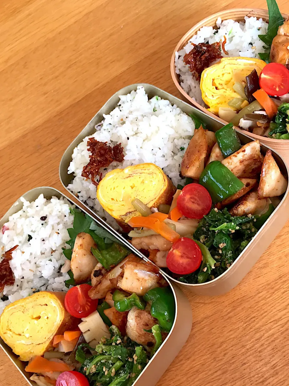 今日の夫婦弁当🍱長男🍱
ヘルシー鶏胸肉のにんにく塩麹漬け焼き、
菜ばなの胡麻和え、甘糀玉子焼き、
つわと筍と人参の煮物🤗|5ネコママさん