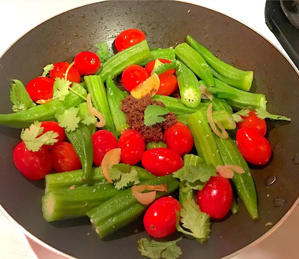 Sautèed Okra and Grape Tomatoes  topped with sweet shrimp paste #okra  #grapetomatoes #bagoong|🌺IAnneさん