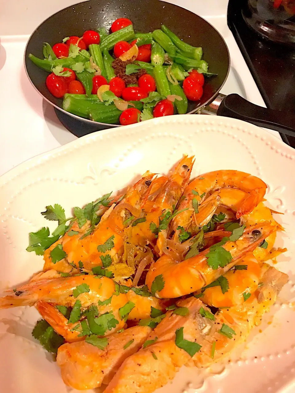 Snapdishの料理写真:Sunday Dinner
Pan Fry Prawns & Salmon Fillet Chunks
Sautéed Okra & Grape Tomatoes|🌺IAnneさん