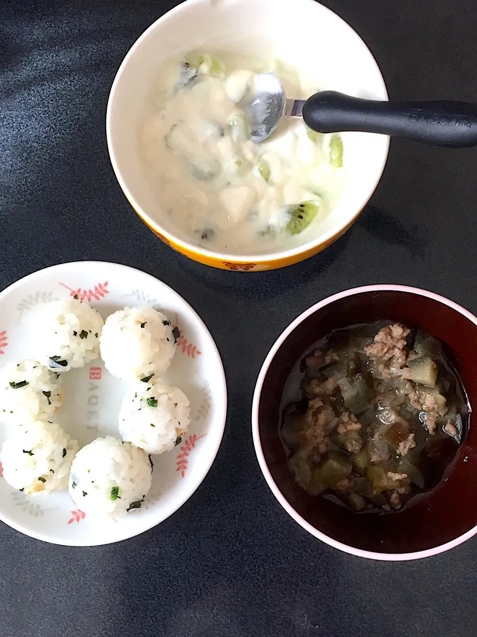 幼児食 朝
・ふりかけおにぎり
・ナスとひき肉のトロトロ煮
・キウイ豆乳グルト|ぺろたんさん