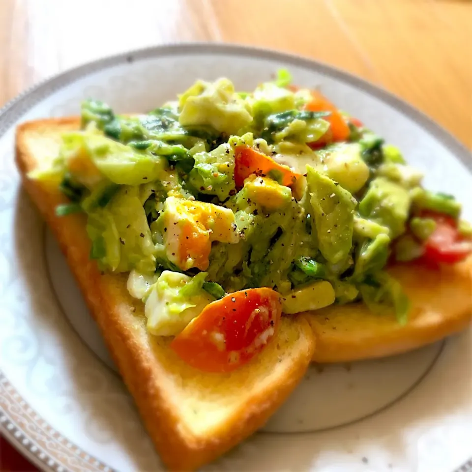 アボカドキャベツサラダのオープンサンド🥗|ららさん