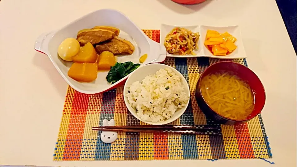 今日の夕食 豚の角煮、切り干し大根の炒め物、大根のコチュジャン和え、わかめご飯、もやしの味噌汁|pinknari🐰🌈さん