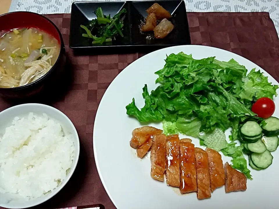 トンテキ
ほうれん草のおひたし
コンニャクの甘辛煮
お味噌汁|かなりんさん