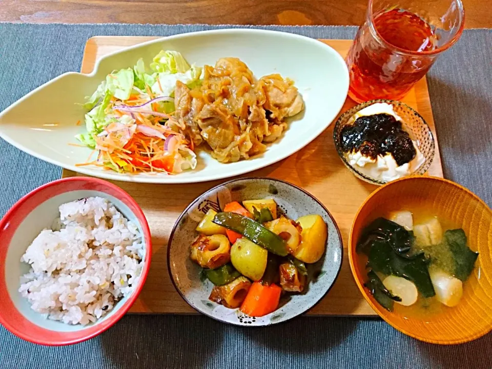 鶏肉の味噌マヨ漬け焼き玉ねぎだれ、新じゃがとちくわの煮物、冷奴、味噌汁、三十穀米|おむすびさん