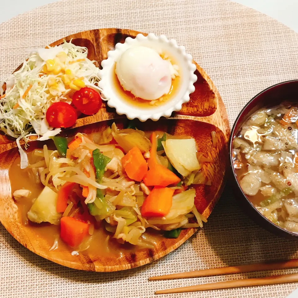 Snapdishの料理写真:鶏ササミと野菜の甘酢あん、サラダ、温泉たまご、豚汁  #おうちごはん|りのりのさん