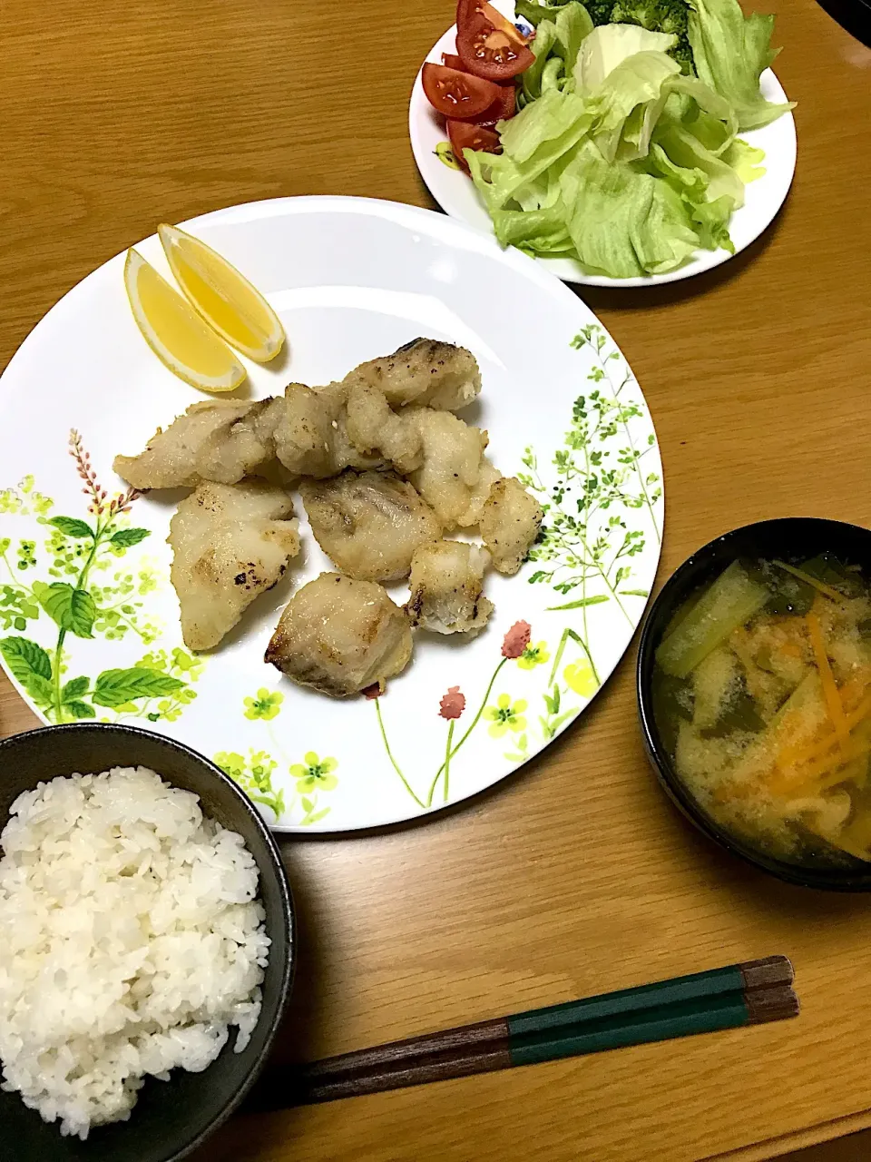 鱈の唐揚げ、サラダ、お味噌汁|たまきさん