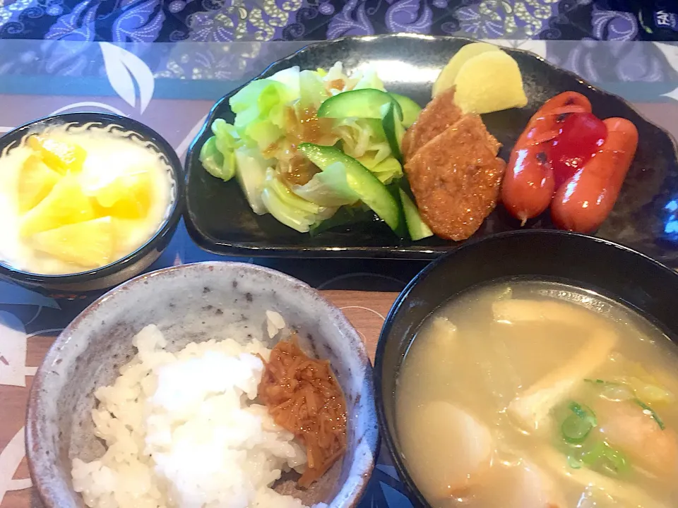 Snapdishの料理写真:朝ごはん
ウインナーソテー、揚げ甘煮、茹でキャベツときゅうりのサラダ、たくあん、白米、ナメタケ、白菜と揚げと麩の味噌汁、パイナップル添えヨーグルト|かよちゃんさん