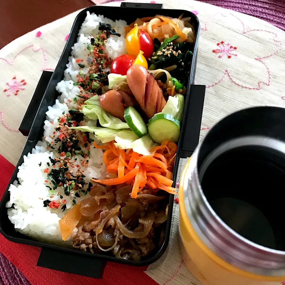 Snapdishの料理写真:今日のお弁当🍱
きのことほうれん草の野菜スープ
おかずあれこれで
バランスよく召し上がれ😋
🌸 
春の陽気♪
暖かくなってきました
夜は少し冷えそう
調節できる服装で出かけてね🙂
今日も元気出して頑張って
いってらっしゃい👋😊|mokoさん