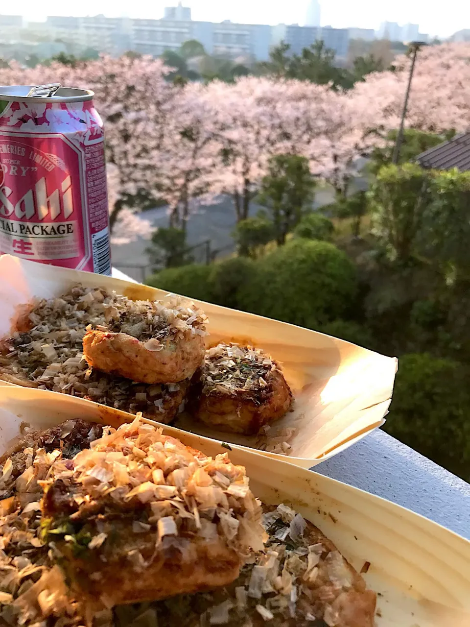 ぱぴこ家さんの料理 京急弘明寺駅前老舗🌹「まみぃ」の🌸たこ焼き🌸  ランドマークタワーを見ながら
シュトママは桜見ながら🌸|シュトママさん