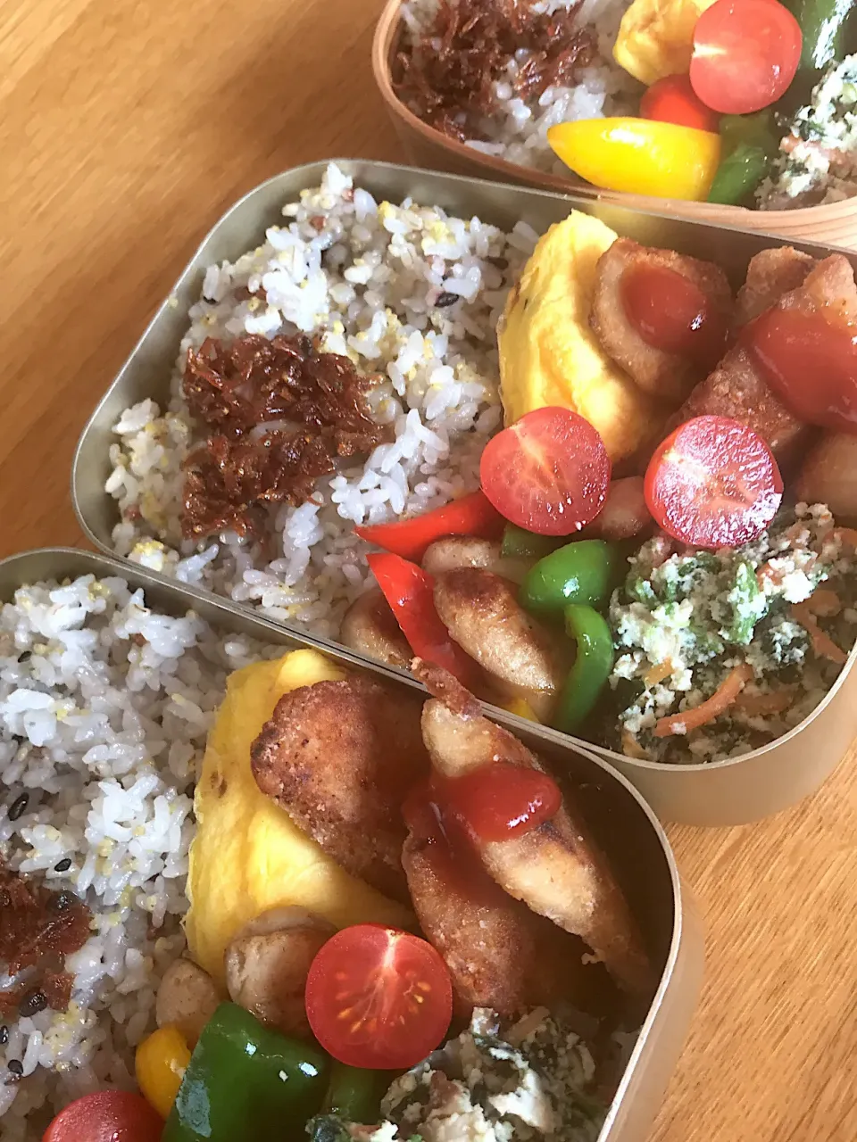 今日の夫婦弁当🍱長男🍱
マグロの竜田揚げ、レンチンオムレツ、
カラーピ〜マンとウィンナーのソテー、
色々野菜の白和え🤗|5ネコママさん