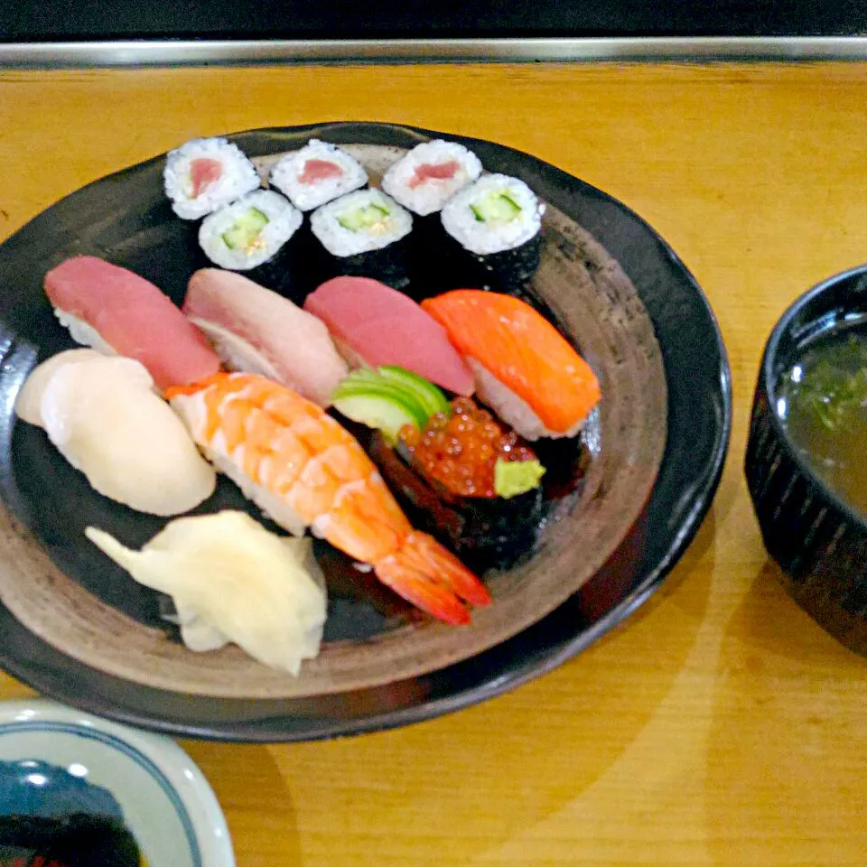 2018.3.27（火）
近所の寿司屋でランチ💕

うどんか味噌汁を選べるけどさすがにうどんはパス、￥780はお値打ち。しゃりは甘めだったがここら辺では美味しかった🌟

本当はお弁当があったので花見しながら晩に食べようっと😁|たえさん