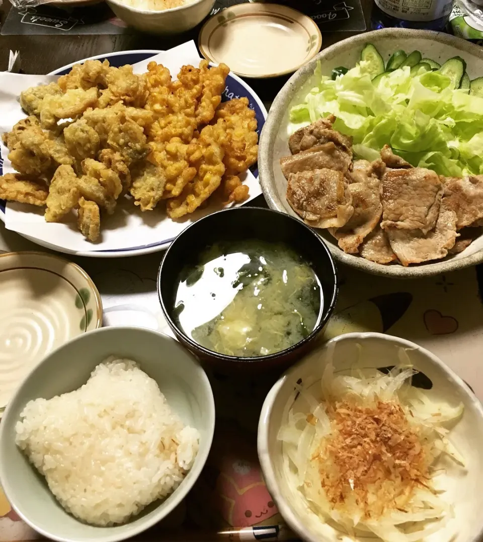 Snapdishの料理写真:天ぷら2種、豚もも肉焼きと生野菜、玉ねぎスライス、玉ねぎとワカメのかき玉汁|ライムさん