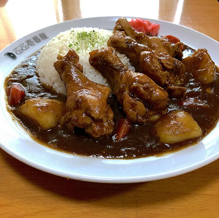 家カレー 本物ココイチ皿使用の手羽元カレー|ガク魁‼︎男飯さん