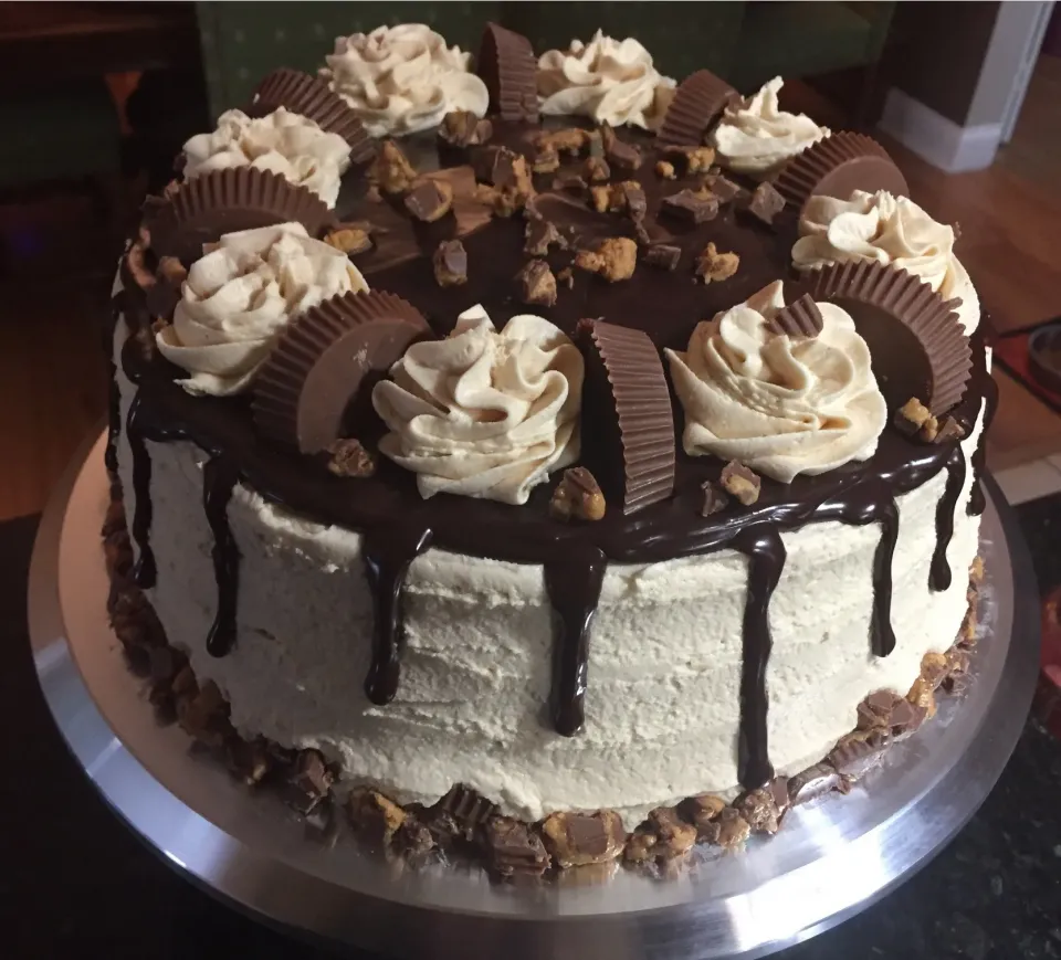 Chocolate cake with peanut butter cream frosting|ernest ristiさん