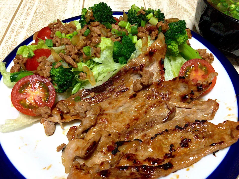 今日の男飯(๑>◡<๑)豚小間切れから選んだ肉を使った豚の生姜焼きとサラダの上に味付け豚ひき肉かけ♫|ひーちゃんさん