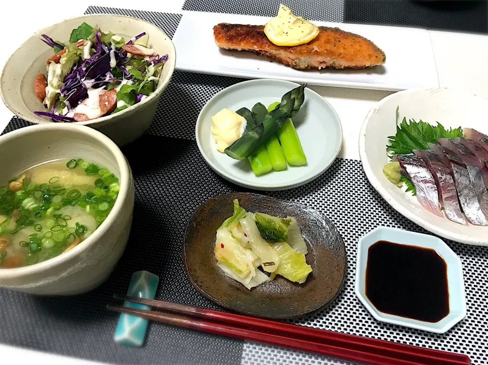 ちょっとご馳走な感じのばんごはん。サーモンフライ、茹でアスパラ、鯵の刺身、なめこと油揚げのお味噌汁、野菜サラダ、漬物。|yukiさん