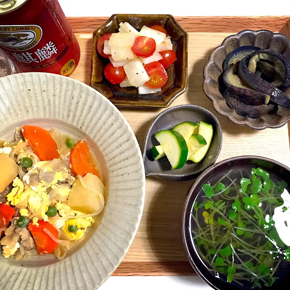 肉じゃがの卵とじ／貝割れ大根と塩昆布の吸い物／大根とミニトマトのサラダ／茄子の煮浸し／ズッキーニの浅漬け／キリン本麒麟|mogwaiさん