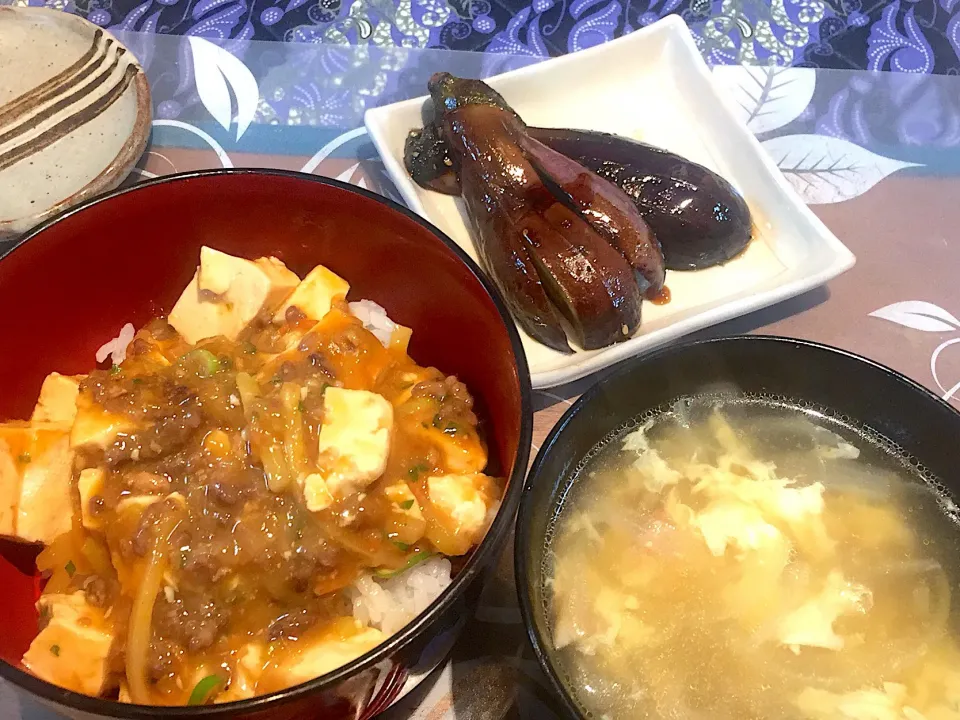 Snapdishの料理写真:晩御飯
木綿麻婆豆腐、焼きナス、玉ねぎとベーコンのかきたま汁|かよちゃんさん