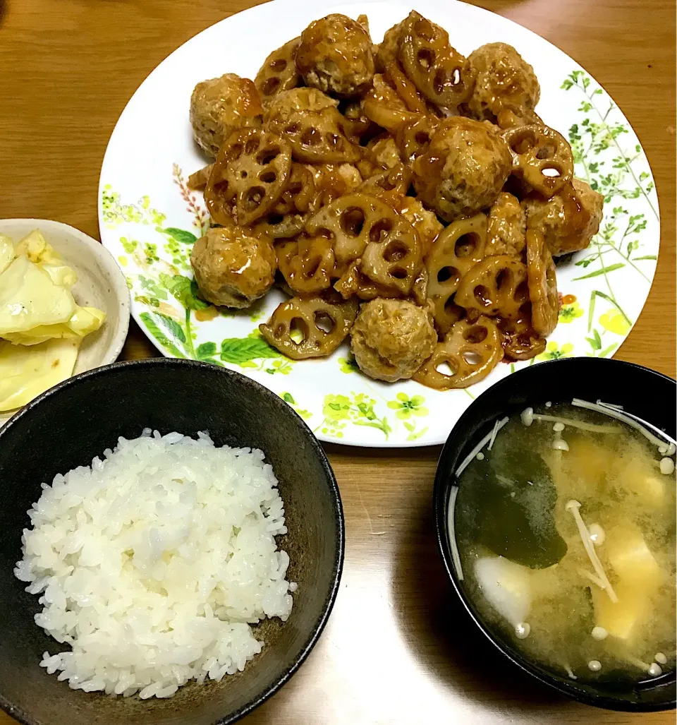 肉団子の甘酢あんかけ、お味噌汁、キャベツの浅漬け|たまきさん