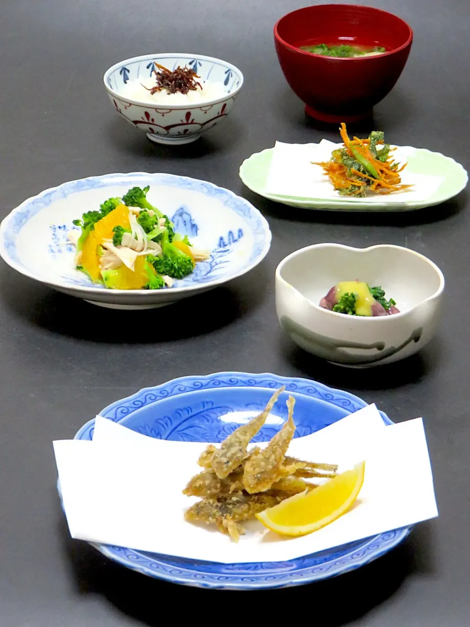 今晩は、めごちの稚魚唐揚げ、蛍烏賊と菜花の辛子酢味噌和え、蒸し鶏とブロッコリーとオレンジのバルサミコソース和え、明日葉の天麩羅 人参 ねぎ、春菊と茸の味噌汁、イカナゴご飯|akazawa3さん