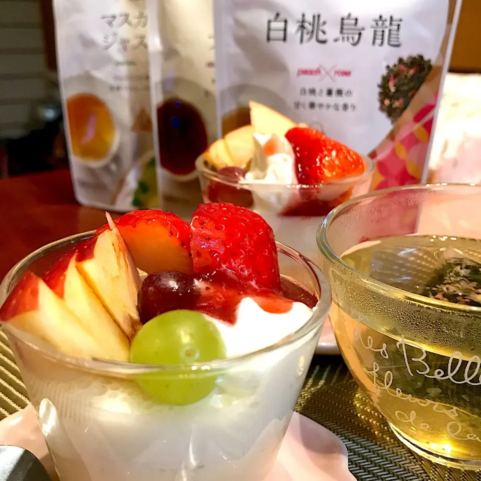 Snapdishの料理写真:紅茶プリンとミルクプリンの二層プリン
フルーツといちごソースをかけていただきます🙏😋
お夕飯のあとに
香りの良い白桃烏龍と一緒に✨

フルーツいっぱいで
リラックスしながら
楽しみました♪|mokoさん