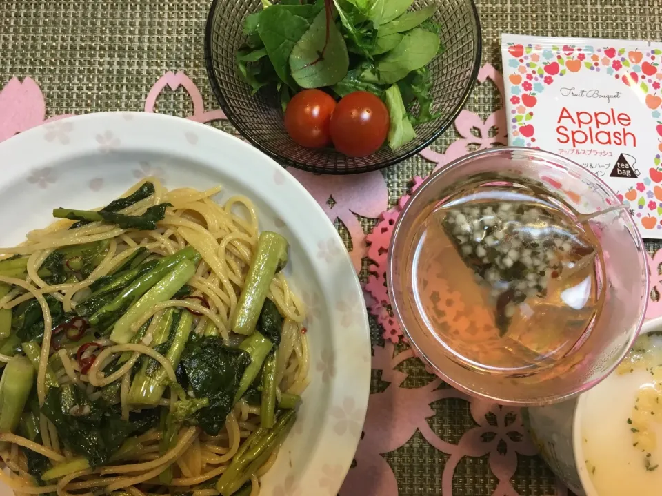 気分はカフェのランチセット♪菜の花とアンチョビのペペロンチーノ。食後にはハーブティーを✨|こぐまさん