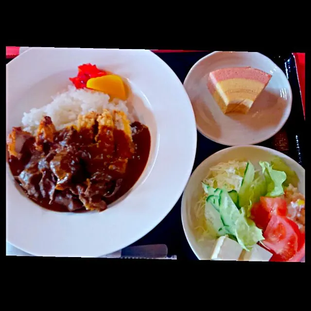 本日の賄い(3/27  贅沢三昧カレー🍛とサラダ、デザート付き～❤)|かぴかぴさん