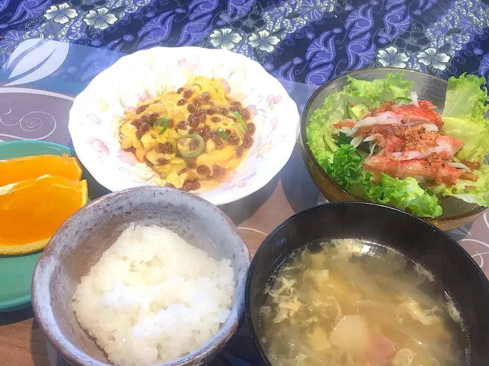 Snapdishの料理写真:朝ごはん
サラダ（グリーンカール、きゅうり、カニカマ）、納豆オムレツ、玉ねぎとベーコンのかきたま汁、白米、清美オレンジ|かよちゃんさん