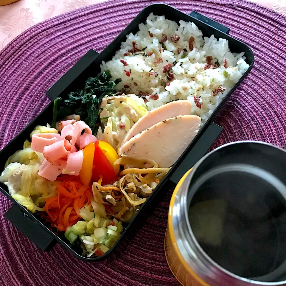 Snapdishの料理写真:今日のお弁当🍱
白菜の豚バラロール 野菜の副菜で
たっぷり野菜を召し上がれ😊

月末と年度末が一緒に来る今週
忙しい毎日に負けないで
今日も元気にいってらっしゃい👋😊|mokoさん