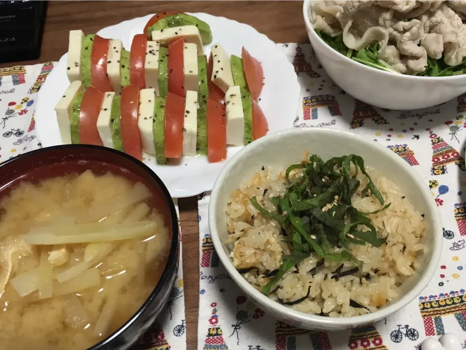 Snapdishの料理写真:豚しゃぶ
トマトとアボガドのカプレーゼ
炊き込みご飯|みきゃこさん