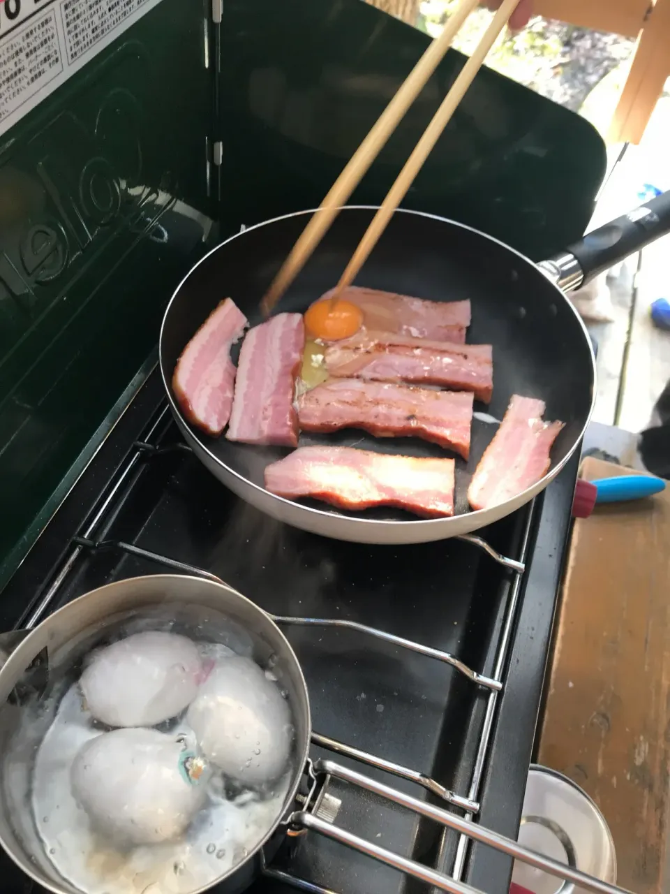 キャンプ朝飯☆ゆで卵とベーコンエッグ|MEGUMIさん