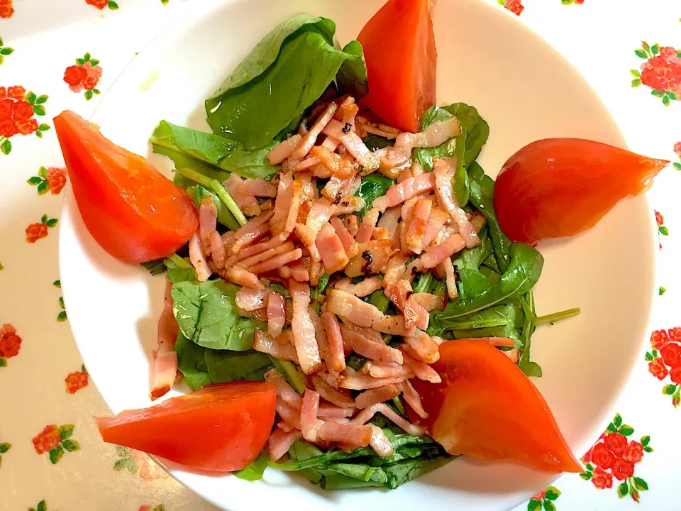 カリカリベーコンとトマトとルッコラのサラダ🥗
レモン汁🍋をかけてどうぞ😋|yumyum😋さん