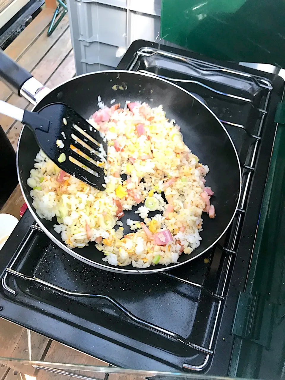 キャンプ朝飯☆残りご飯でチャーハン|MEGUMIさん