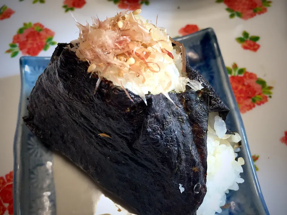 Snapdishの料理写真:刻み生姜の醤油漬けと小梅入り
おかかゴマのせおむすび🍙|yumyum😋さん