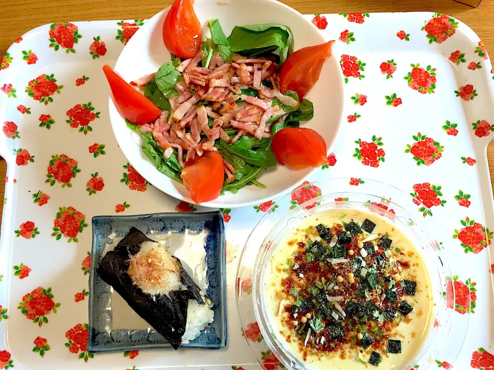 カリカリベーコンとトマトとルッコラのサラダ🥗
おぼろ豆腐におかかふりかけ
刻み生姜の醤油漬けと小梅入りのおかかゴマのせおむすび🍙|yumyum😋さん