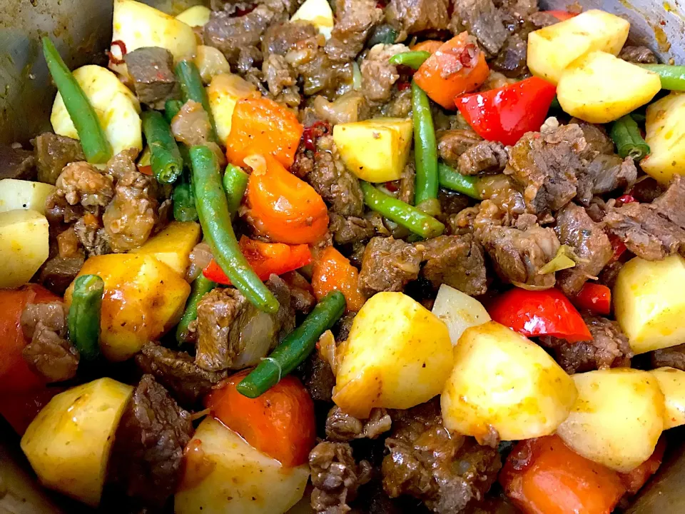 Caldereta #beef 🥩 #potato 🥔 #carrot 🥕 #peppers 🌶 #greenbeans  #saltandpepper  to taste|Food Gardenさん